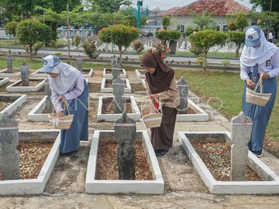 Flower scattering ceremony commemorates National Heroes Day
