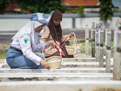 Tabur bunga peringatan Hari Pahlawan Nasional