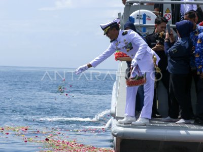 Tabur bunga TNI AL di Selat Bali