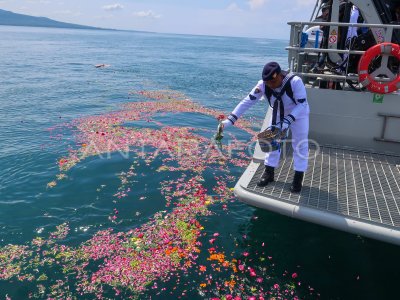 Tabur bunga TNI AL di Selat Bali