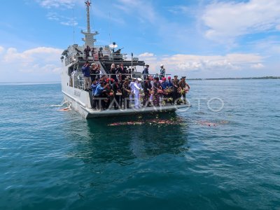 Tabur bunga TNI AL di Selat Bali