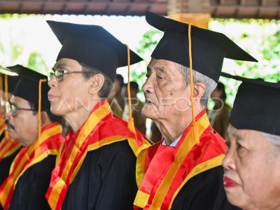 Wisuda sekolah lansia di Bali