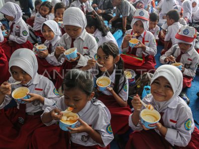 Gerakan gemar makan ikan untuk pelajar di Semarang