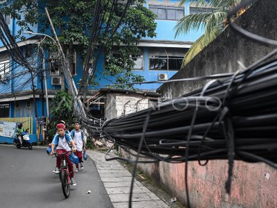 Jaringan utilitas menjuntai ke jalanan di Jakarta  
