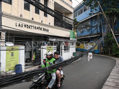 Jaringan utilitas menjuntai ke jalanan di Jakarta  