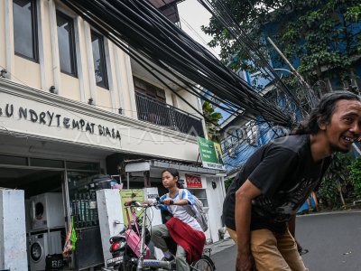 Jaringan utilitas menjuntai ke jalanan di Jakarta  