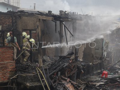Kebakaran permukiman padat penduduk di Tambora 