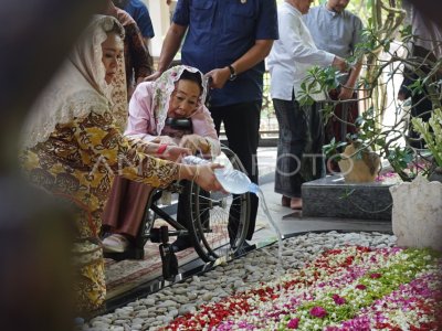 Keluarga ziarah ke makam Gus Dur
