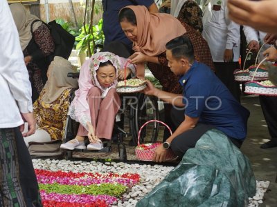 Keluarga ziarah ke makam Gus Dur