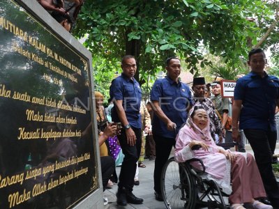 Keluarga ziarah ke makam Gus Dur