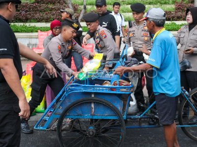 Pembagian bahan pangan gratis HUT ke-80 Korps Brimob