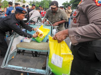 Pembagian bahan pangan gratis HUT ke-80 Korps Brimob