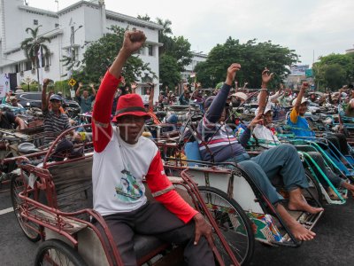 Pembagian bahan pangan gratis HUT ke-80 Korps Brimob