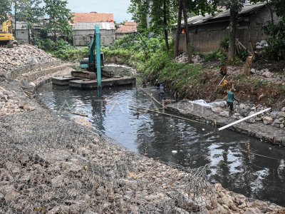 Pembangunan turap bronjong di Kali Ciliwung Jakarta