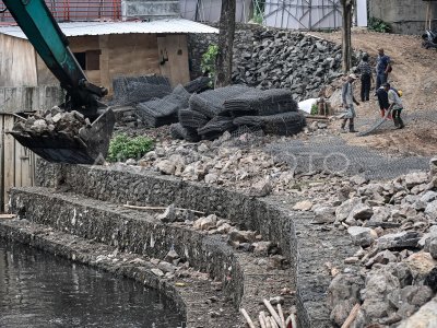 Pembangunan turap bronjong di Kali Ciliwung Jakarta