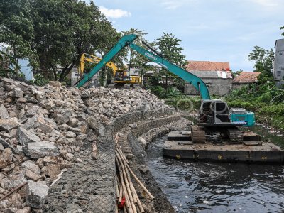 Pembangunan turap bronjong di Kali Ciliwung Jakarta