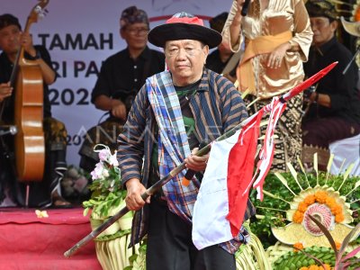 Old-fashioned fashion show