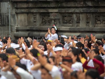 Upacara penyucian Abhiseka di Candi Prambanan