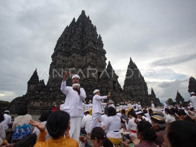 Upacara penyucian Abhiseka di Candi Prambanan