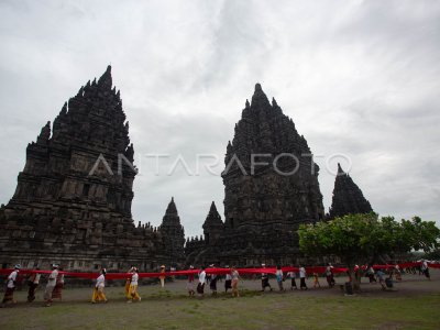 Upacara penyucian Abhiseka di Candi Prambanan