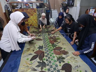 The Minister of Trade reviews the ecoprint production process