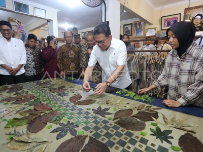 The Minister of Trade reviews the ecoprint production process