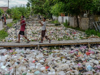Sampah menumpuk di kali Tirtayasa Serang