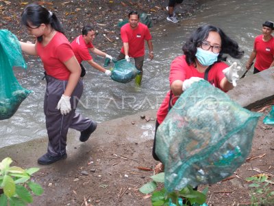 Aksi bersih-bersih massal di Bali