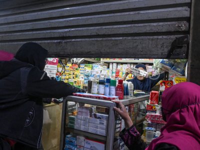 Aksi penutupan kios di Pasar Pramuka