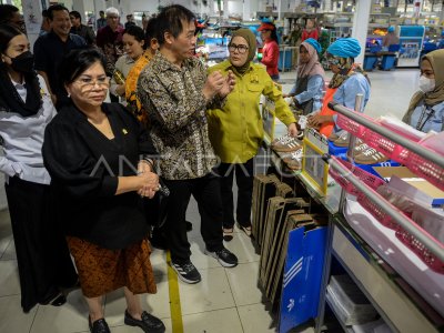 Commission VII of the House of Representatives visits a shoe factory in Tangerang