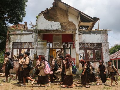 Perpustakaan sekolah ambruk di Pandeglang