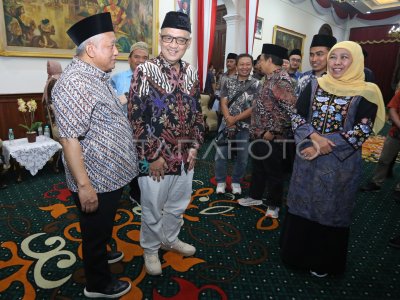 Meeting between the Minister of Hajj and Umrah and the Governor of East Java