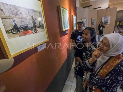 Pameran foto program Gerakan Seniman Masuk Sekolah 2025 di Kendari