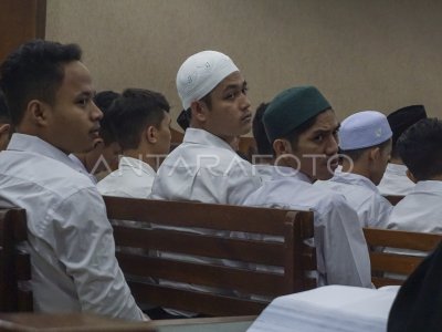 Sidang perdana 23 terdakwa kasus unjuk rasa Agustus 2025