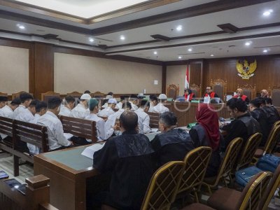Sidang perdana 23 terdakwa kasus unjuk rasa Agustus 2025