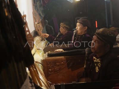 Wayang performance featuring a collaboration of three puppeteers in Tulungagung