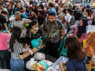Gerakan operasi pasar sembako gratis di Kalimantan Tengah