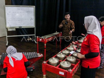 Training in traditional music arts of Jakarta
