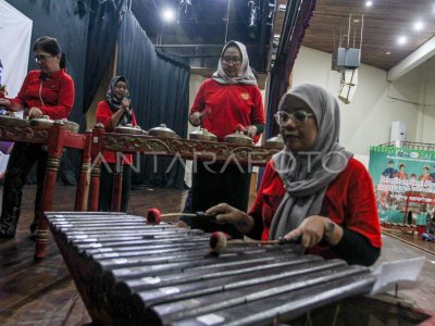 Training in traditional music art in Jakarta
