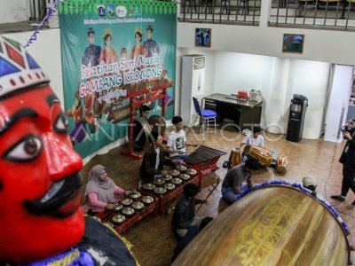 Training in traditional music art of Jakarta