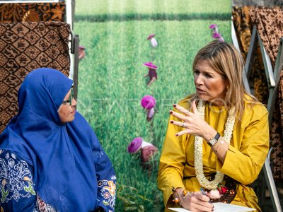 Queen Maxima&#039;s Visit to the Batik Laweyan Village