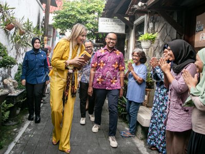 Queen Maxima&#039;s Visit to Laweyan Batik Village