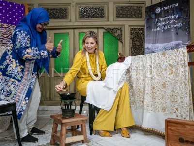 Queen Maxima&#039;s Visit to the Batik Village of Laweyan