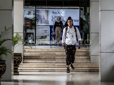 The Central Java Provincial Government mandates civil servants to wear batik sarongs.