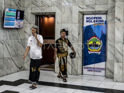 The Central Java Provincial Government mandates civil servants to wear batik sarongs.