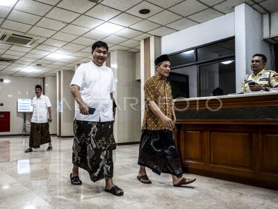 The Central Java Provincial Government mandates civil servants to wear batik sarongs.