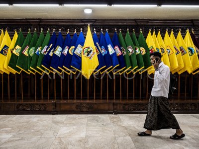 The Central Java Provincial Government mandates civil servants to wear batik sarongs.