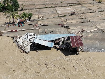 Dampak kerusakan akibat banjir bandang di Aceh Barat