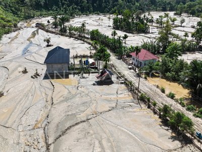Dampak kerusakan akibat banjir bandang di Aceh Barat