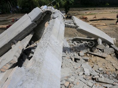 Dampak kerusakan akibat banjir bandang di Aceh Barat